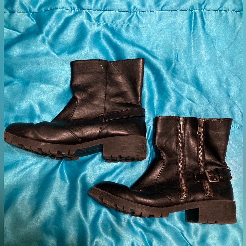 Black biker style zip up ankle boots women’s size 7